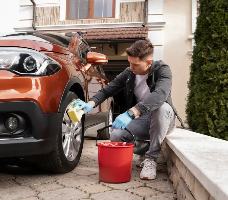 Lavage auto à domicile Uchacq-et-Parentis : professionnel intervenant sur un véhicule